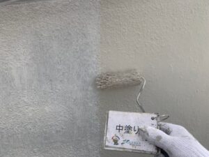 現場の作業風景　外壁塗装中塗り　奈良北葛城郡上牧町