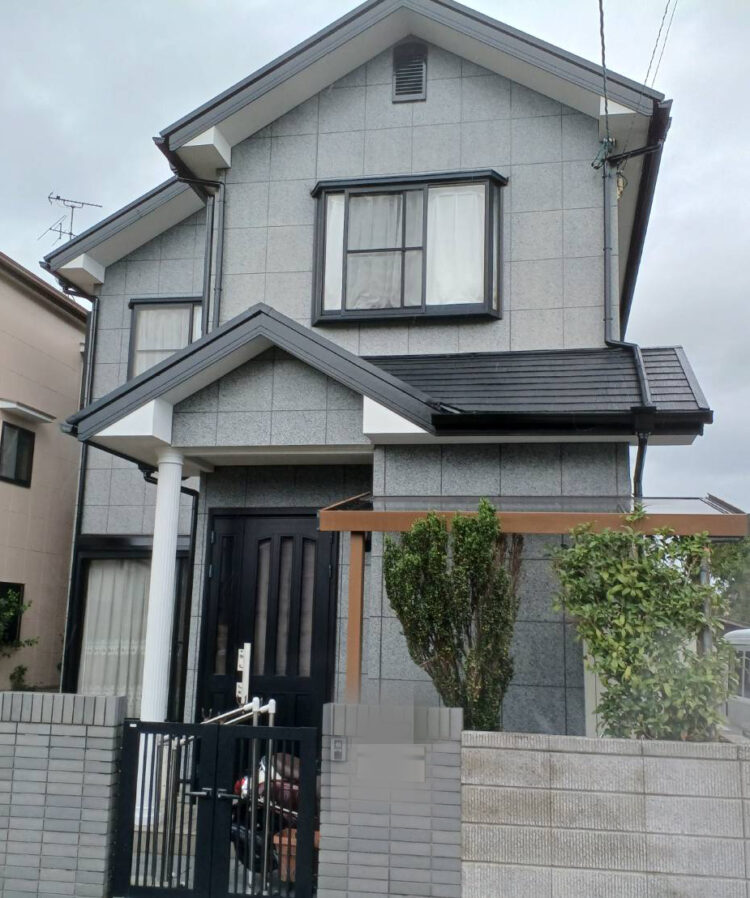 奈良の香芝市の株式会社ヨネヤの外壁塗装と屋根塗装のグレーの家