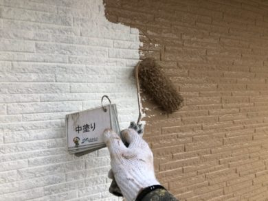 奈良奈良市U様邸　外壁塗装・屋根塗装・ベランダ防水工事 外壁塗装中塗り