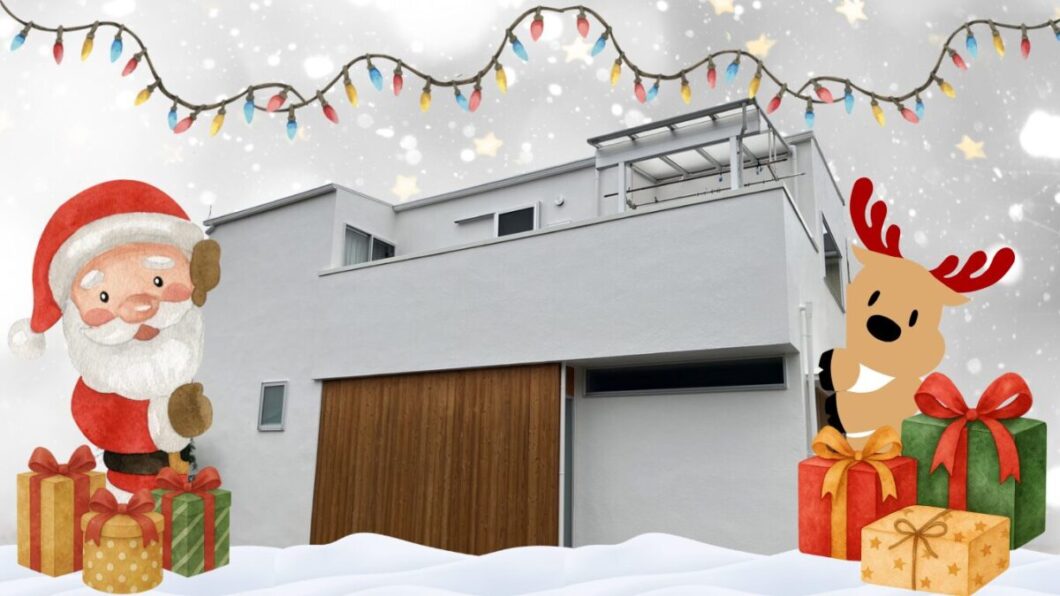 クリスマスをテーマに、サンタクロースとトナカイ、そしてプレゼントの箱が、白いモダンな一戸建て住宅の前に立っている画像