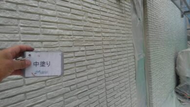 奈良生駒市M様　外壁塗装工事 外壁塗装中塗り