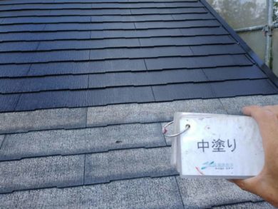 奈良生駒市M様邸　外壁塗装・屋根塗装・外塀塗装・防水工事 屋根塗装中塗り