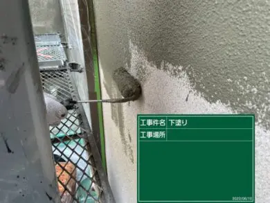 奈良の香芝市の株式会社ヨネヤの外壁塗装と屋根塗装の下塗り