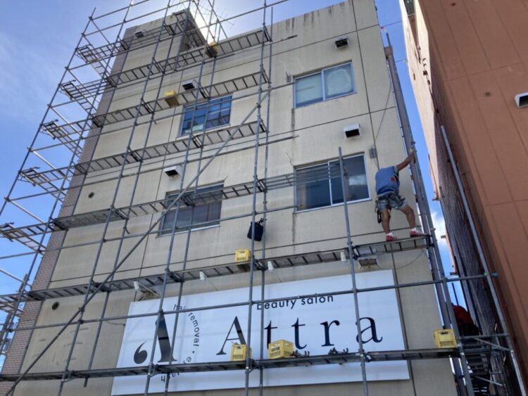 奈良の香芝市の株式会社ヨネヤの外壁塗装と屋根塗装の足場組立作業