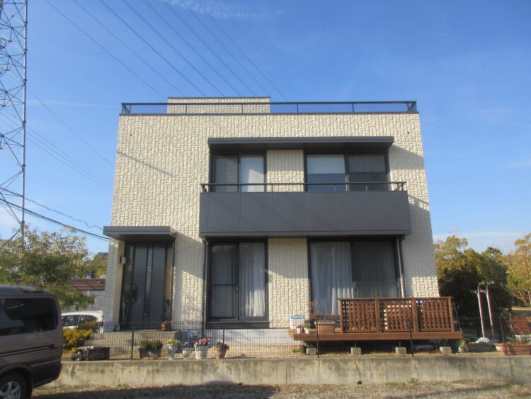 奈良の香芝市の株式会社ヨネヤの外壁塗装と屋根塗装のツートンカラー