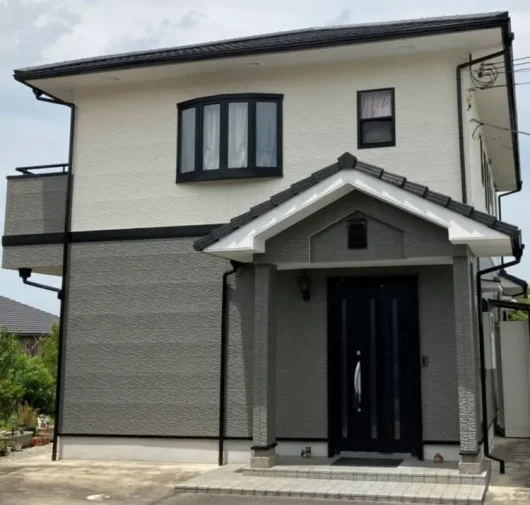 橿原市・田原本町の外壁塗装・屋根塗装は実績No.1安心ヨネヤの天理市のグレーとホワイトのツートンの家