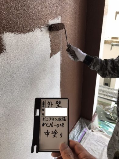 奈良生駒市O様　外壁塗装・屋根塗装工事 外壁塗装中塗り