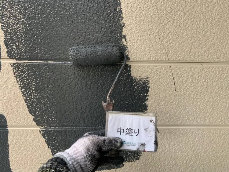 奈良の香芝市の株式会社ヨネヤの外壁塗装と屋根塗装の中塗り・上塗り