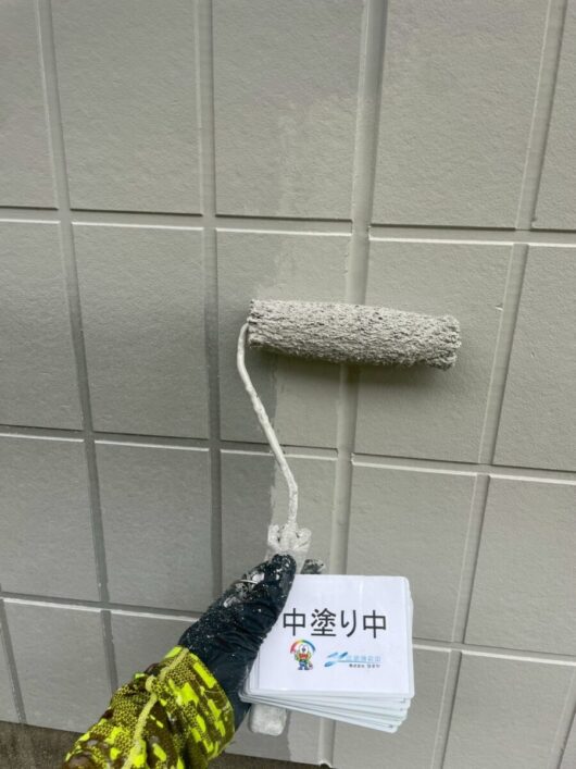 奈良県葛城市葛城ガーデンズ様（2階建てアパートメント）　外壁塗装工事 外壁中塗り