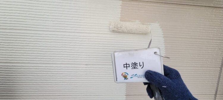 奈良の株式会社ヨネヤの橿原田原本店の外壁塗装と屋根塗装の外壁中塗り