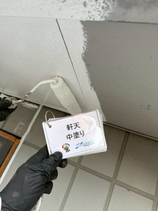 奈良県葛城市葛城ガーデンズ様（2階建てアパートメント）　外壁塗装工事 軒天中塗り