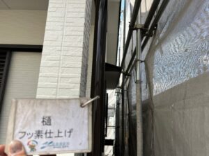 現場の作業風景　雨樋の塗装色選び　奈良橿原市