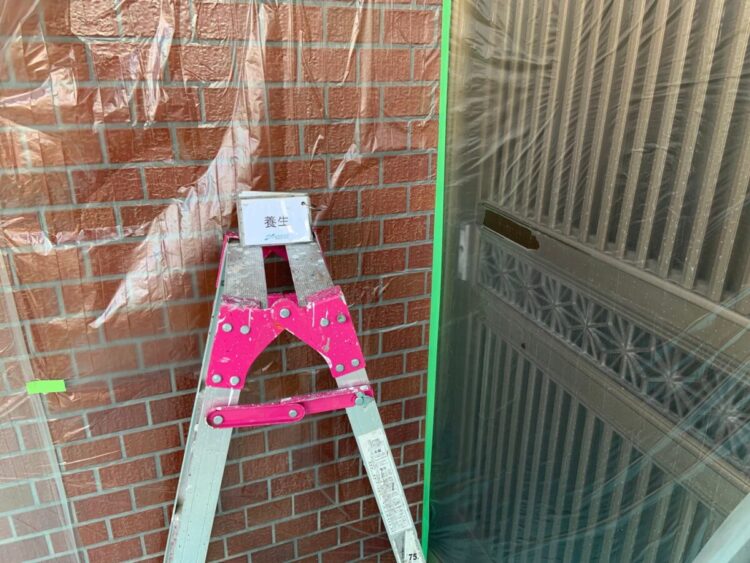 奈良の香芝市の株式会社ヨネヤの外壁塗装と屋根塗装の養生作業