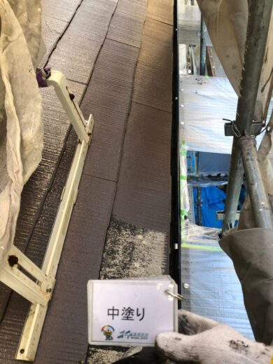 奈良生駒市K様　外壁塗装・屋根塗装・防水工事 屋根塗装中塗り